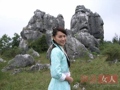 杨紫琼现身《魔法坏女巫首映礼，穿抹胸礼服大秀肌肉线条